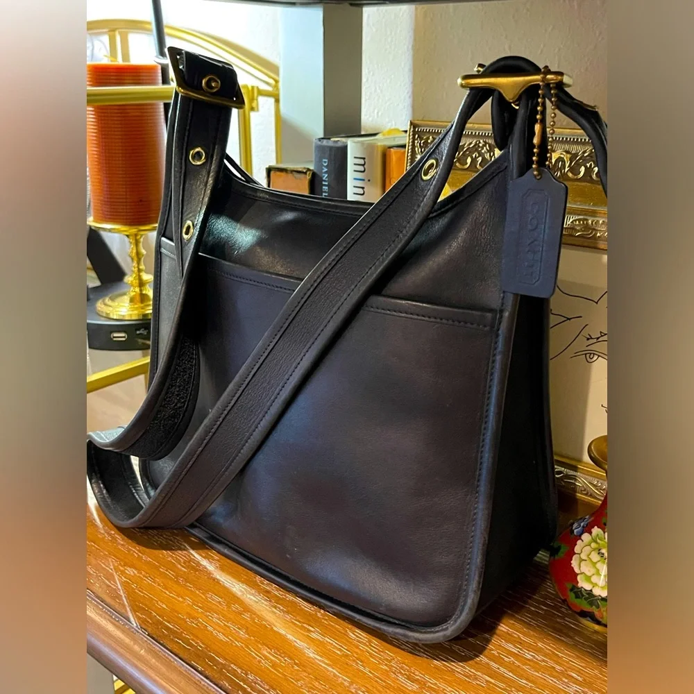 Coach vintage legacy zip bag in black leather with gold tone hardware in EUC - Picture 13 of 13